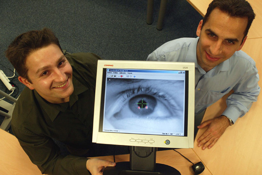 socios de Distintiva con eye-tracker